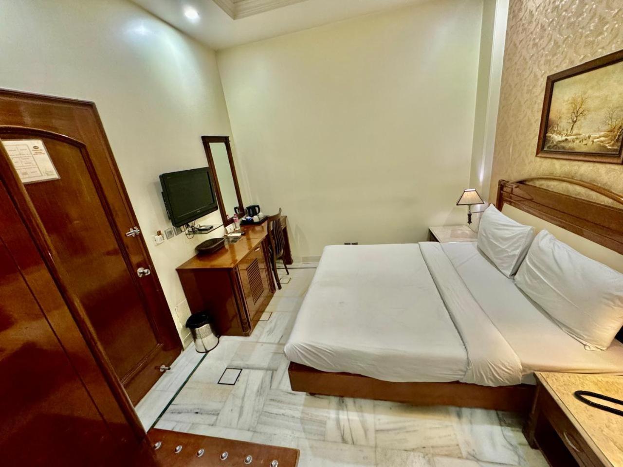 Hotel Florence Inn, Karol Bagh, New Delhi, 2 Min From Metro Dış mekan fotoğraf